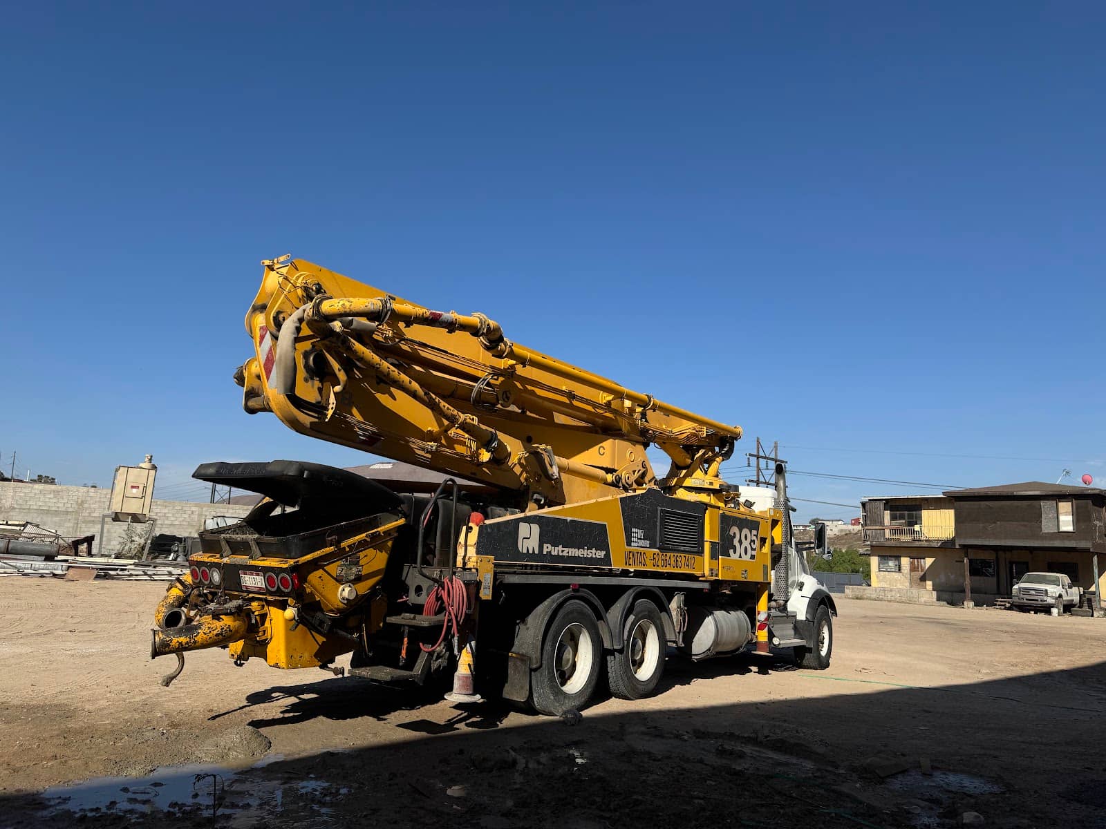 Bomba pluma de Diez Concretos en planta