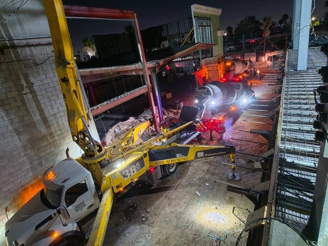 Entrega nocturna de concreto premezclado con bomba y olla revolvedora