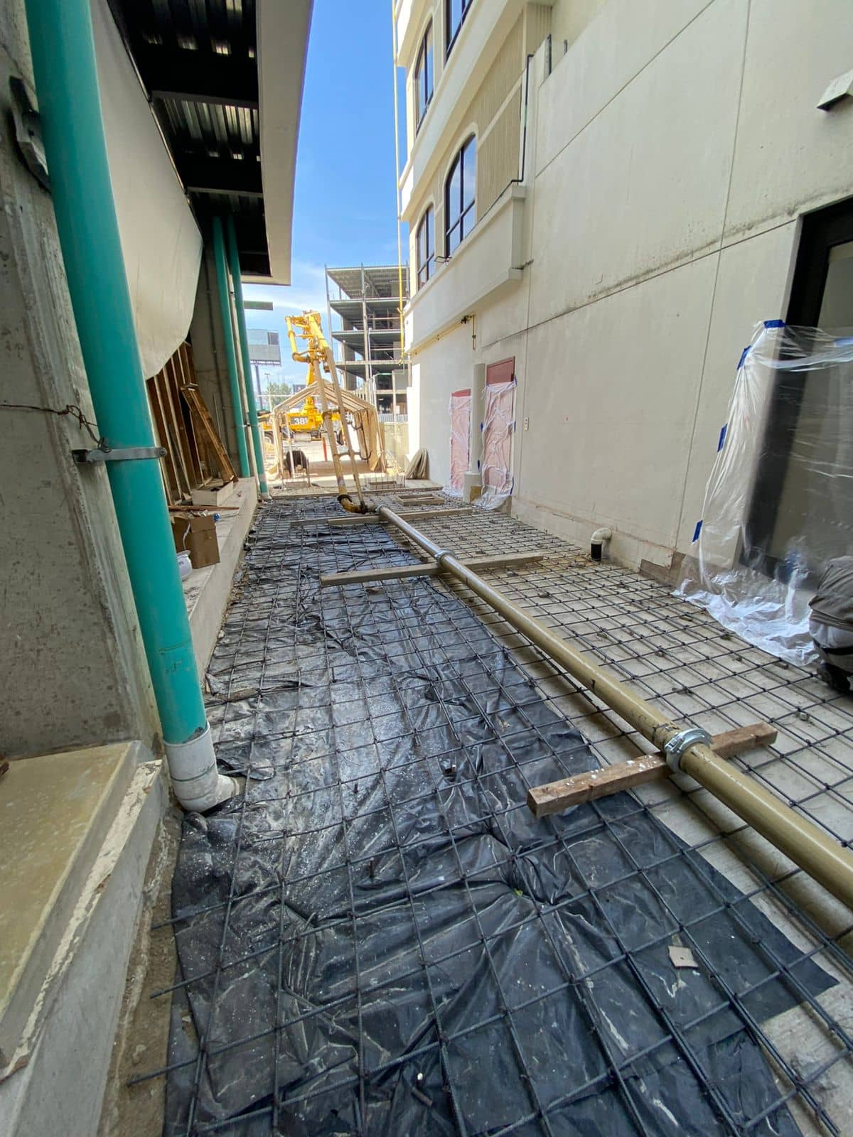 Cuadrilla colocando concreto en estructura elevada del Hospital Simnsa