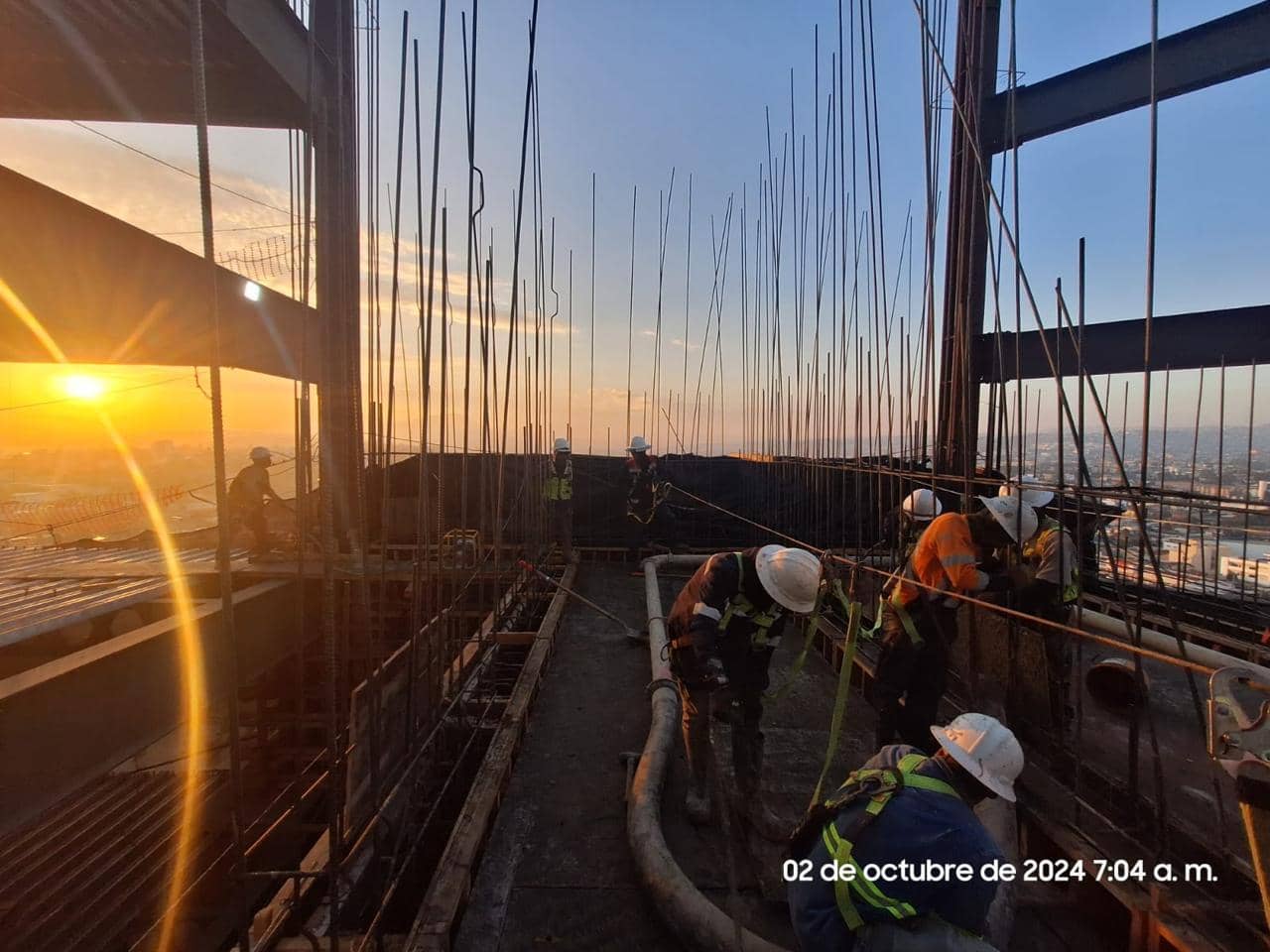 Línea de tubería para colado de cubo de elevadores en edificio en Tijuana