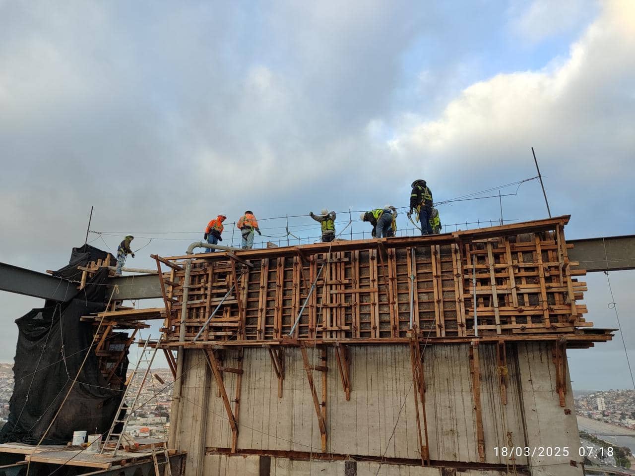Línea de tubería vertical para colado en obra de altura en Tijuana