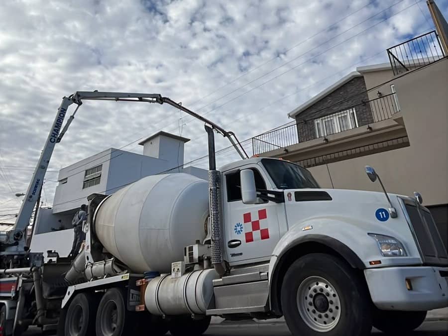 Bomba de concreto en obra residencial para colocación de concreto impermeable