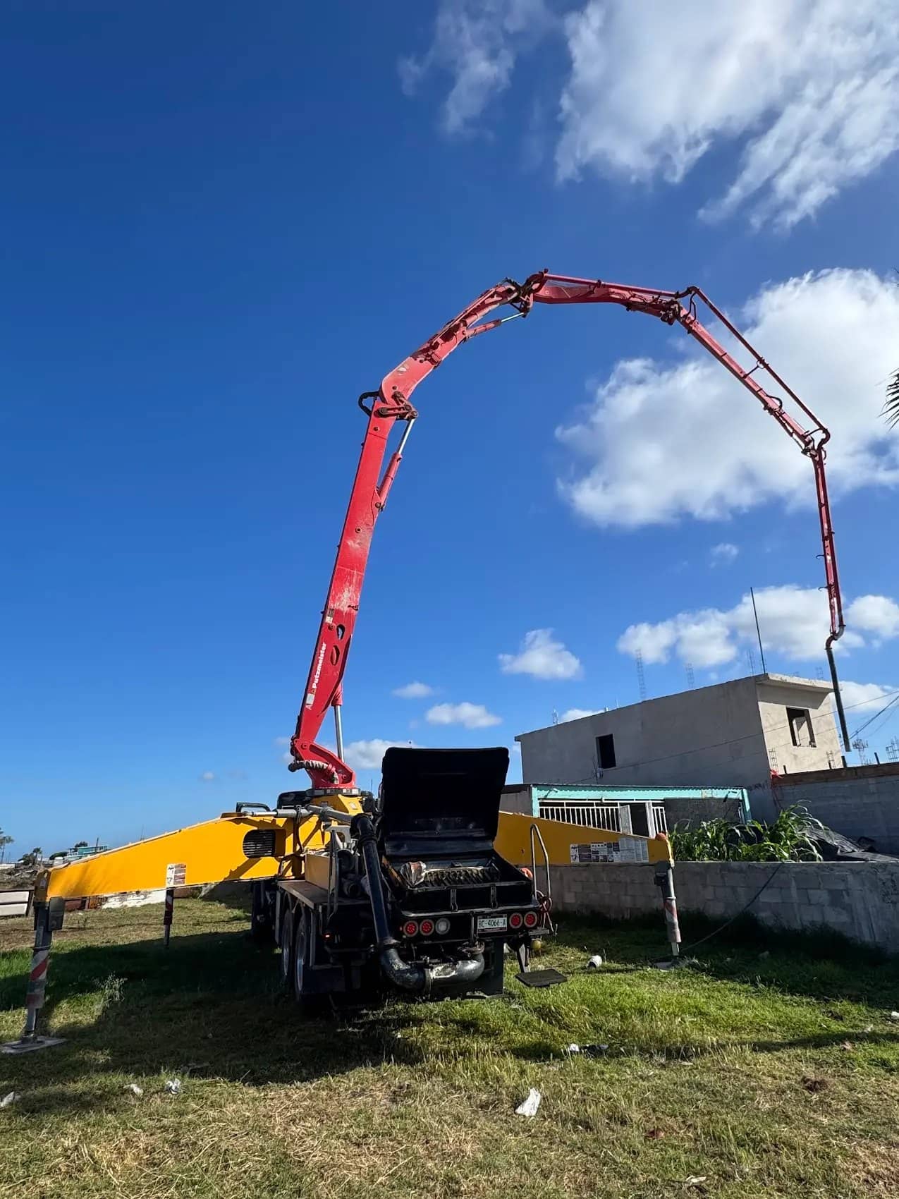 Bomba pluma colocando concreto de alta resistencia en estructura