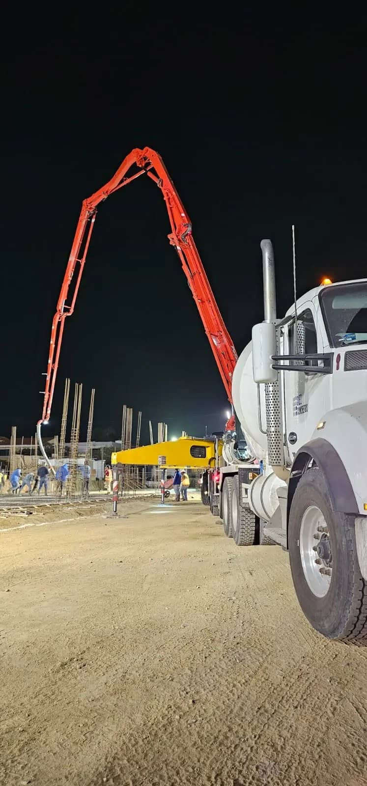 Bombeo nocturno de concreto acelerado en Baja California