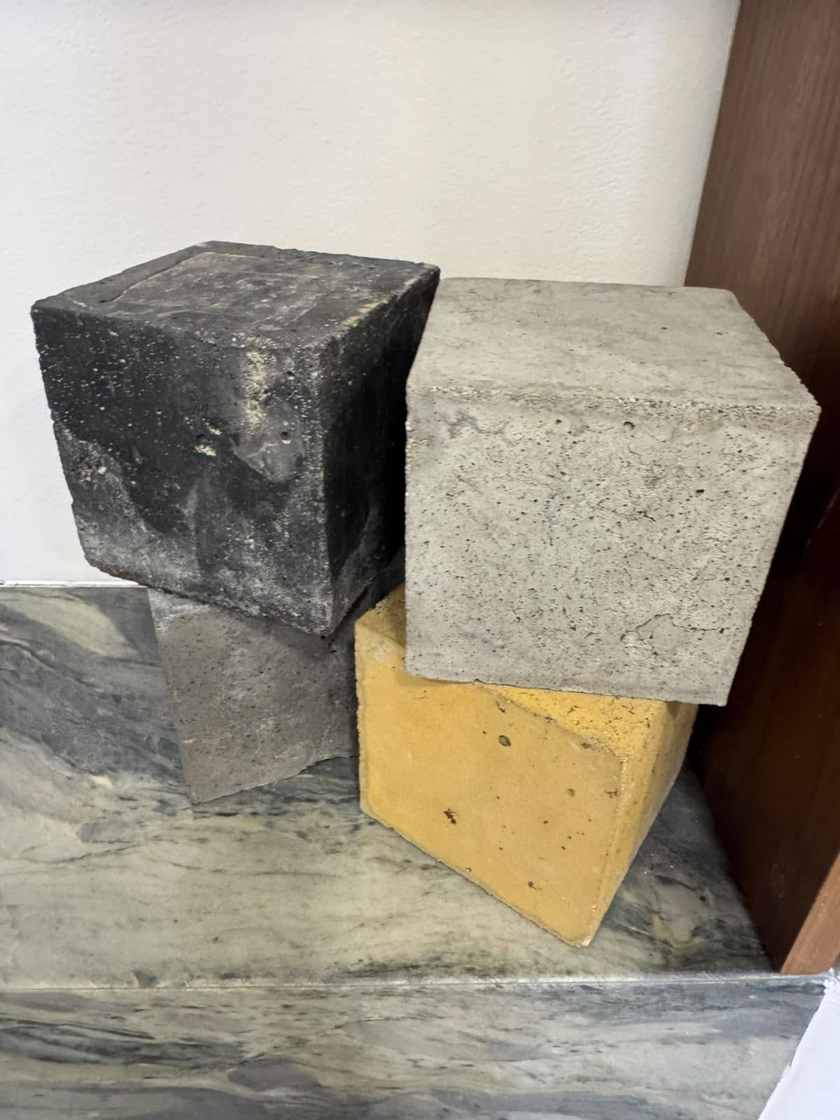 Muestras de concreto con color rojo de Diez Concretos