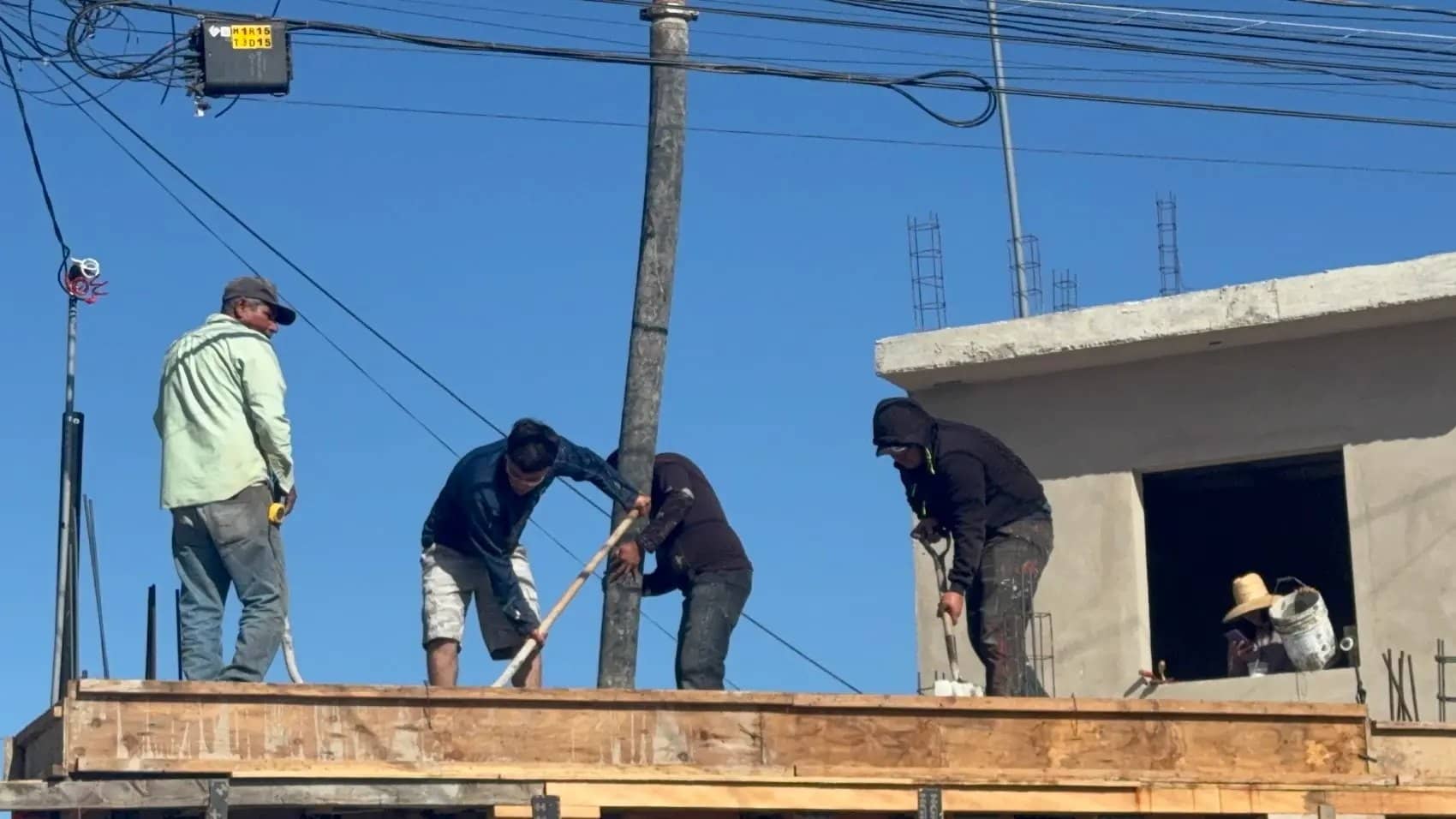Cuadrilla colocando concreto con fibra en losa