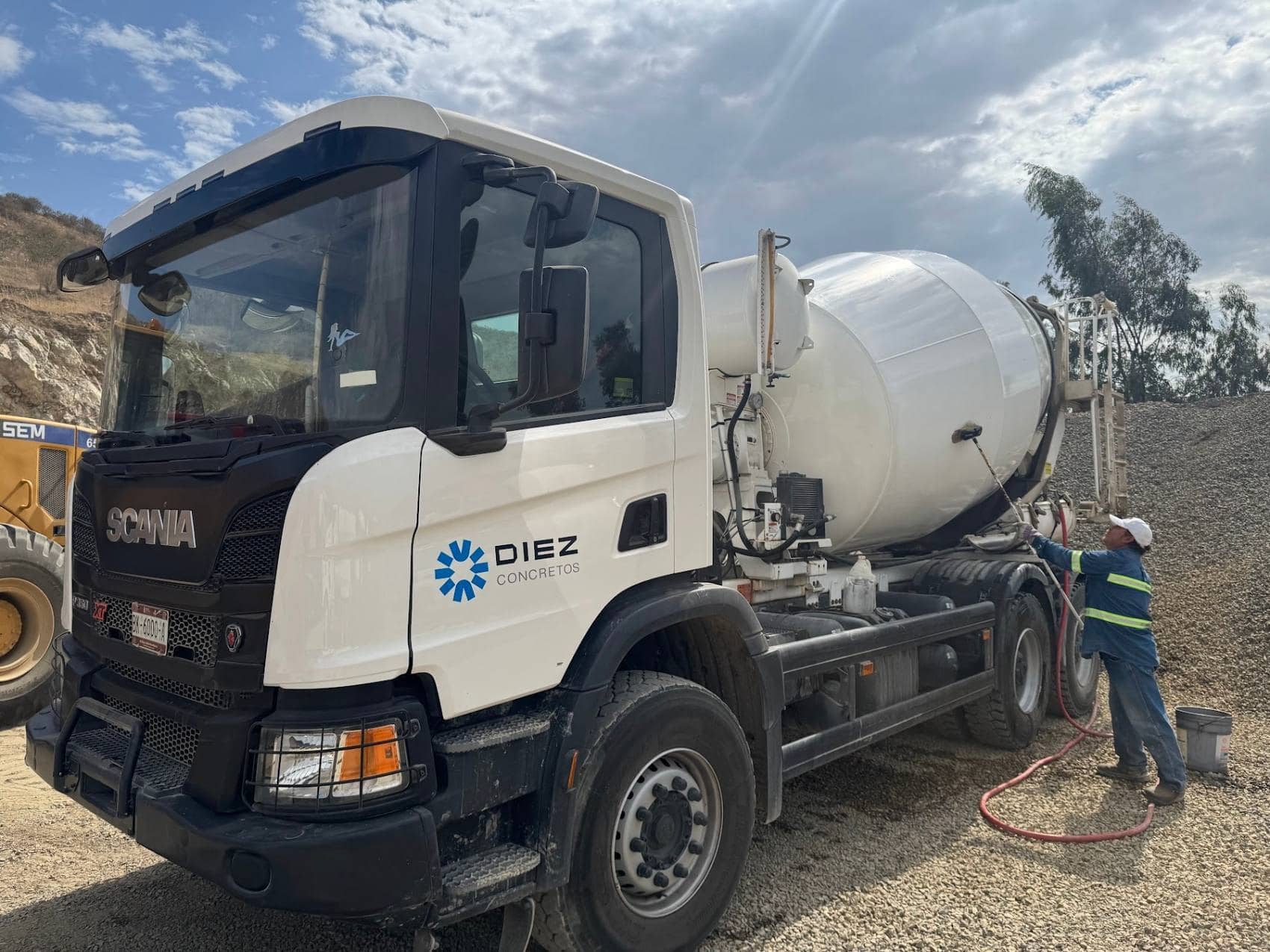 Olla revolvedora con logotipo de Diez Concretos en planta