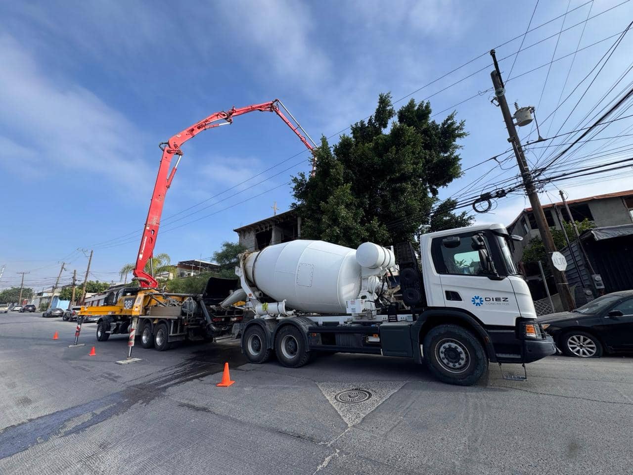 Bomba pluma de Diez Concretos realizando servicio de bombeo